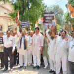 Hardoi News: दो सगे मजदूर भाइयों की जहरीली शराब पीने से हुई मौत मामले में कांग्रेस नेताओं ने प्रदर्शन कर आबकारी मंत्री का इस्तीफा व थानाध्यक्ष के निलंबन की मांग की
