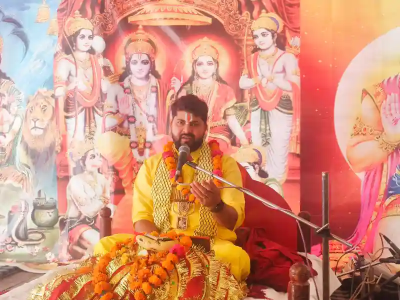 Hardoi News: माँ पंथवारी मन्दिर प्रागंण में हो रही श्री राम कथा में उमड़े श्रद्धालु