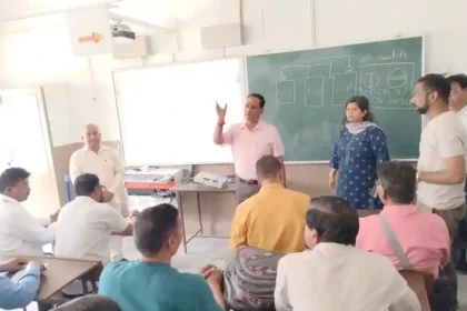 Shahjahanpur: डीईओ ने सेंट पॉल कालेज में पीठासीन अधिकारी एवं मतदान कार्मिकों के प्रशिक्षण कार्यक्रम का किया निरीक्षण