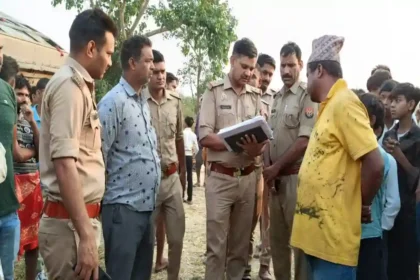 Hardoi: सवारियों से भरी अनियंत्रित डबल डेकर बस पलटी