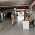 लखनऊ मेट्रो में बादशाह नगर स्टेशन पर रुकते ही निकलने लगा धुआं