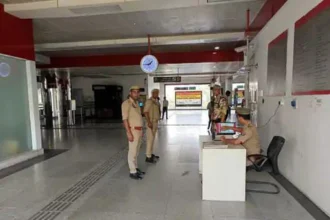 लखनऊ मेट्रो में बादशाह नगर स्टेशन पर रुकते ही निकलने लगा धुआं