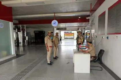 लखनऊ मेट्रो में बादशाह नगर स्टेशन पर रुकते ही निकलने लगा धुआं