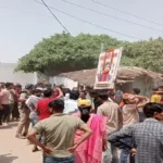 Hardoi News: छात्र की हत्या के बाद सड़कों पर उतरे लोग, आरोपियों के एनकाउंटर और घर पर बुलडोजर चलाने की मांग