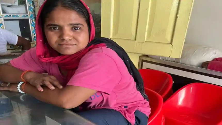 Hardoi News: नकली जेवर बेचने और नाक का फूल चोरी करने के आरोप में महिला गिरफ्तार, जेल भेजा गया