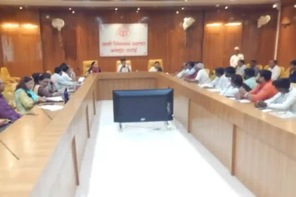 Hardoi: मतगणना स्थल पर कोई भी प्रत्याशी एवं एजेन्ट मोबाइल फोन आदि इलेक्ट्रॉनिक उपकरण लेकर नहीं जायेगें:- डीएम मंगला प्रसाद सिंह