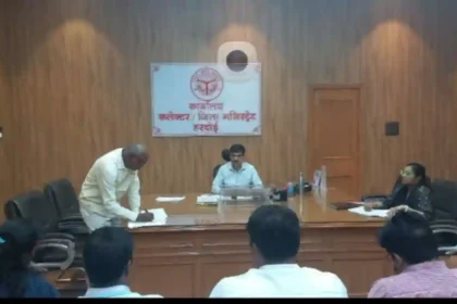 Hardoi News: जिलाधिकारी ने की नगर निकायों की समीक्षा