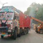 हरदोई के मल्लावां कोतवाली क्षेत्र में बालू से भरा ट्रक पलटा