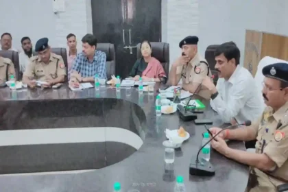 Hardoi News: बकरीद व अन्य आगामी त्योहारों को लेकर पुलिस लाइन में हुई पीस कमेटी की बैठक