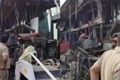 लखनऊ-आगरा एक्सप्रेसवे पर डबल डेकर बस ने दूध के टैंकर को मारी टक्कर, 18 की मौत