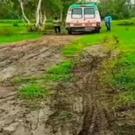 शाहजहांपुर में खाट पर गर्भवती महिला को ले जाने का विडियो वायरल, ग्रामीण बोले- रास्ता खराब होने से नहीं आ पाई एम्बुलेंस