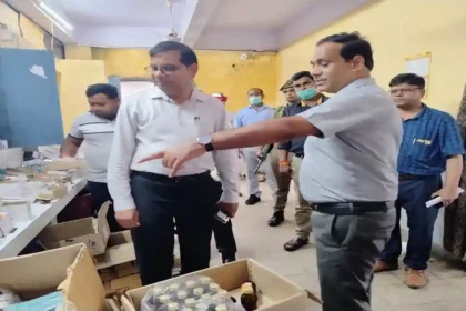 Shahjahanpur: जिलाधिकारी ने किया मेडिकल कालेज का औचक निरीक्षण