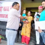 Shahjahanpur: डीएम ने बाढ़ राहत शिविरों का निरीक्षण कर बाढ़ प्रभावित बच्चों को बांटे बिस्किट