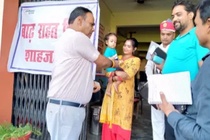 Shahjahanpur: डीएम ने बाढ़ राहत शिविरों का निरीक्षण कर बाढ़ प्रभावित बच्चों को बांटे बिस्किट