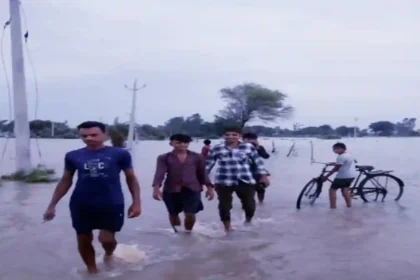 Shahjahanpur: ददरौल क्षेत्र के दर्जनों गांवों में भरा बाढ़ का पानी, सैकड़ों बीघा फसलें हुई जलमग्न