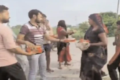 Hardoi News: पत्रकार एकता संघ के जिला महामंत्री ने बाढ़ पीड़ितों को बांटे भोजन पैकेट