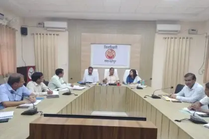 Shahjahanpur: जिलाधिकारी की अध्यक्षता में 50 लाख से अधिक लागत के निर्माण कार्यों की समीक्षा बैठक संपन्न