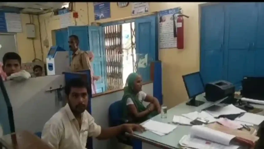 Hardoi News: मृतक के खाते से रुपये निकाल रही महिला और युवक को बैंक कर्मियों ने पकड़ कर किया पुलिस के हवाले