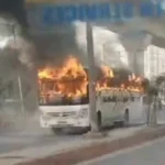 Noida Bus Fire: नोएडा में शहर के बीचोंबीच एक बस में लगी भीषण आग