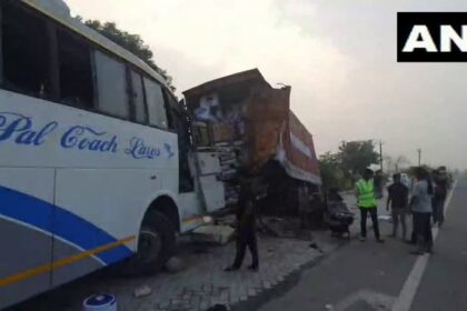 Hathras Accident: डबल डेकर बस ने खड़े कंटेनर को मारी टक्कर, 2 की मौत, कई घायल