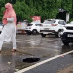 अयोध्या में कई जगहों पर सड़क ध्वस्त, बारिश के बाद उफान पर सरयू नदी
