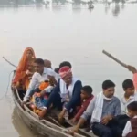बाराबंकी में नाव से शादी करने बारात लेकर पहुंचा दूल्हा, अनोखी बारात देखने को लोगो की लगी भीड़