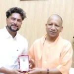 भारतीय स्पिनर कुलदीप यादव ने सीएम योगी से मिली खास भेंट