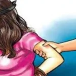 लखीमपुर खीरी में एक छात्रा को छेड़ना मनचले को पड़ा महंगा, भीड़ ने पकड़कर बीच सड़क लात-घूंसों से पीटा, वीडियो वायरल