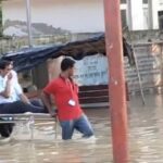 Shahjahanpur: स्ट्रेचर पर बैठकर बाढ़ से बाहर निकले प्रिंसिपल, Video आया सामने