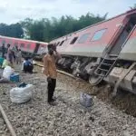 गोंडा में बड़ा ट्रेन हादसा, पटरी से उतरे डिब्रूगढ़ एक्सप्रेस के कई डिब्बे, 2 यात्रियों की मौत, कई घायल