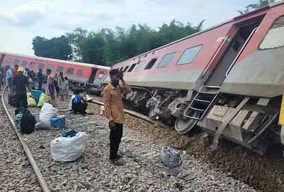 गोंडा में बड़ा ट्रेन हादसा, पटरी से उतरे डिब्रूगढ़ एक्सप्रेस के कई डिब्बे, 2 यात्रियों की मौत, कई घायल