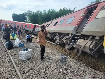गोंडा में बड़ा ट्रेन हादसा, पटरी से उतरे डिब्रूगढ़ एक्सप्रेस के कई डिब्बे, 2 यात्रियों की मौत, कई घायल