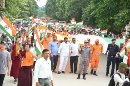 एनडीआरएफ बचाव कर्मियों ने राष्ट्रीय ध्वज यात्रा में लिया भाग