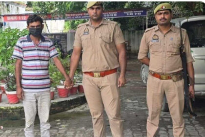 हरदोई में प्रेम प्रसंग के चलते भतीजी की गला दबाकर हत्या करने वाले मौसा ने खुद कोतवाली पहुंच पुलिस के सामने किया सरेंडर