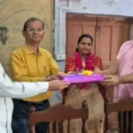 Hardoi: शिक्षिका के स्थानांतरण पर दी गई भावभीनी विदाई,स्मृति चिन्ह देकर किया सम्मान