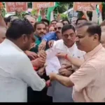 Bareilly News:- तिरंगा झुकने पर दरोगा ने कार्यकर्ता को टोका तो भड़के भाजपा विधायक, कहा- नजरें नीचे कर पीछे हट