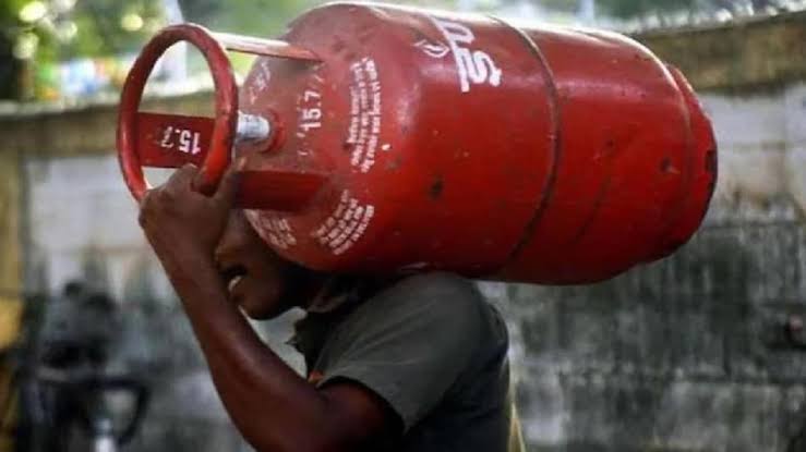 LPG के दाम में आज से बढ़ोतरी, कमर्शियल सिलेंडर पर 1 अगस्त से दिल्ली से मुंबई तक नए रेट अपडेट, यहां देखें