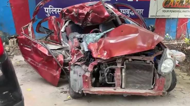 नोएडा में ट्रैक्टर ने कार में मारी टक्कर, कार के उड़े परखच्चे, सड़क हादसे में 4 दोस्तों की मौत