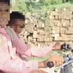 बागपत में 10 वर्षीय बच्चे का ई रिक्शा चलाकर 3 बच्चों को स्कूल ले जाने का वीडियो वायरल, यातायात पुलिस पर उठ रहे सवाल