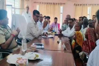 Hardoi News: योजनाओं का क्रियान्वयन निष्पक्ष, गुणवत्ता पूर्ण एवं ईमानदारी से करायें:-डीएम