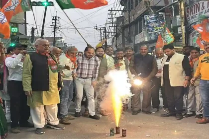 महाराष्ट्र में BJP सरकार बनने और UP में 7 सीटों पर जीतने का फर्रुखाबाद में भाजपा कार्यकर्ताओं ने मनाया जश्न, फोड़े पटाखे