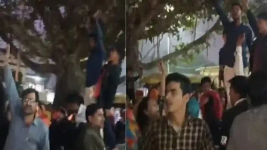 हरदोई में मारपीट के दौरान एक युवक की मौत हो जाने के मामले में 24 घंटे के बाद भी मुकदमा न लिखे जाने को लेकर परिजनों ने काटा हंगामा