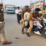 मऊ में पुलिस ने तीन लोगों को बाइक पर बैठाए वर्दीधारी सिपाहियों का किया चालान