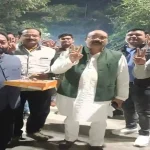 महाराष्ट्र और यूपी में BJP की जीत पर शाहजहांपुर में सांसद अरुण सागर ने बांटी मिठाई