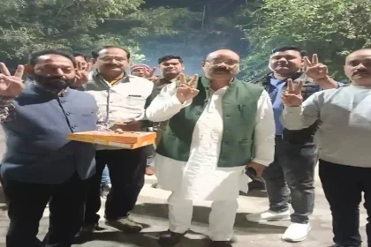 महाराष्ट्र और यूपी में BJP की जीत पर शाहजहांपुर में सांसद अरुण सागर ने बांटी मिठाई