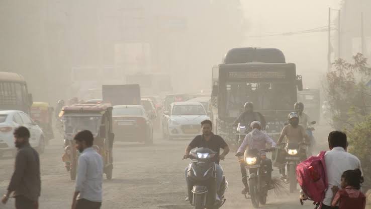 यूपी में दीपावली की आतिशबाजी के बाद जहरीली हुई आबोहवा, AQI खतरनाक स्तर पर