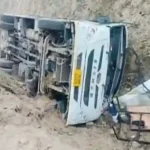 Meerut Bus Accident: टोल बचाने के चक्कर में रजबहे में जा गिरी बस, कई लोग बुरी तरह घायल