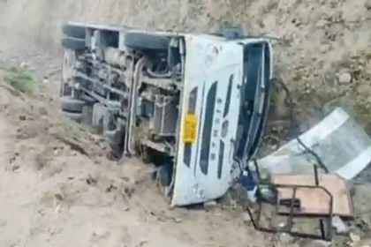Meerut Bus Accident: टोल बचाने के चक्कर में रजबहे में जा गिरी बस, कई लोग बुरी तरह घायल