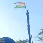 हरदोई के ट्रेजरी ऑफिस में लहराता रहा फटा हुआ तिरंगा, अधिवक्ताओं ने जताई नाराजगी