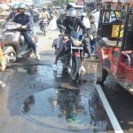 उन्नाव में अमृत जल योजना राहगीरों के लिए बनी मुसीबत, पाइप लाइन लीकेज से सड़क का बड़ा हिस्सा धंसा, कई वाहन फंसे
